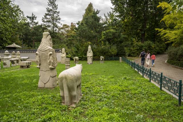 가족 단위 나들이객들이 서울어린이대공원 내 ‘순명비 유강원 석물’ 앞 산책로를 걷고 있다.