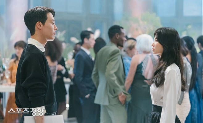 SBS 금요극 ‘지금 헤어지는 중입니다’에 출연하는 배우 장기용(왼쪽)과 송혜교. 사진 삼화네트웍스