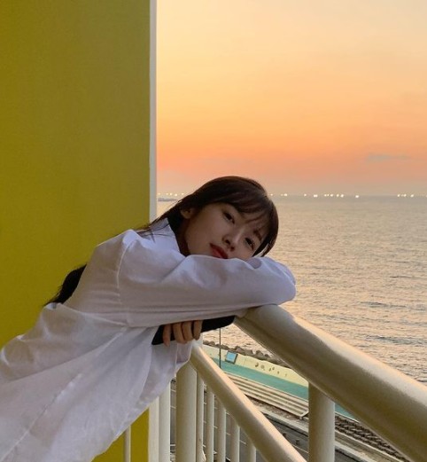 Arin of group OH MY GIRL has revealed his relaxed routine.On the 27th, Arin posted several photos on his instagram without any phrase.In the photo, Arin took a picture of looking at the sunset, and Arin was wearing a pure white shirt and enjoying the scenery of the beach.Above all, Arin showed off her beauty aura with transparent skin and small face, and attracted peoples admiration.Meanwhile, OH MY GIRL is on a break after completing its Dune Dance (DUN DUN DANCE) activity, which was released in May.