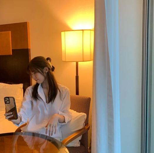Arin of group OH MY GIRL has revealed his relaxed routine.On the 27th, Arin posted several photos on his instagram without any phrase.In the photo, Arin took a picture of looking at the sunset, and Arin was wearing a pure white shirt and enjoying the scenery of the beach.Above all, Arin showed off her beauty aura with transparent skin and small face, and attracted peoples admiration.Meanwhile, OH MY GIRL is on a break after completing its Dune Dance (DUN DUN DANCE) activity, which was released in May.