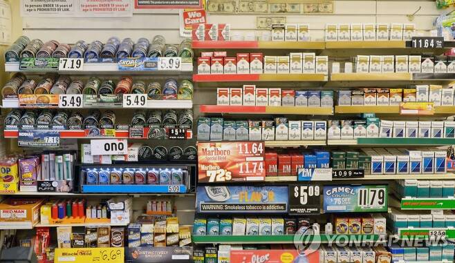 미국 소매점에 진열된 담배 [EPA 연합뉴스 자료사진. 재판매 및 DB 금지]