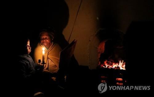 남아공 소웨토에서 정전 속 촛불을 켠 장면 [로이터 연합뉴스 자료사진. 재판매 및 DB 금지]