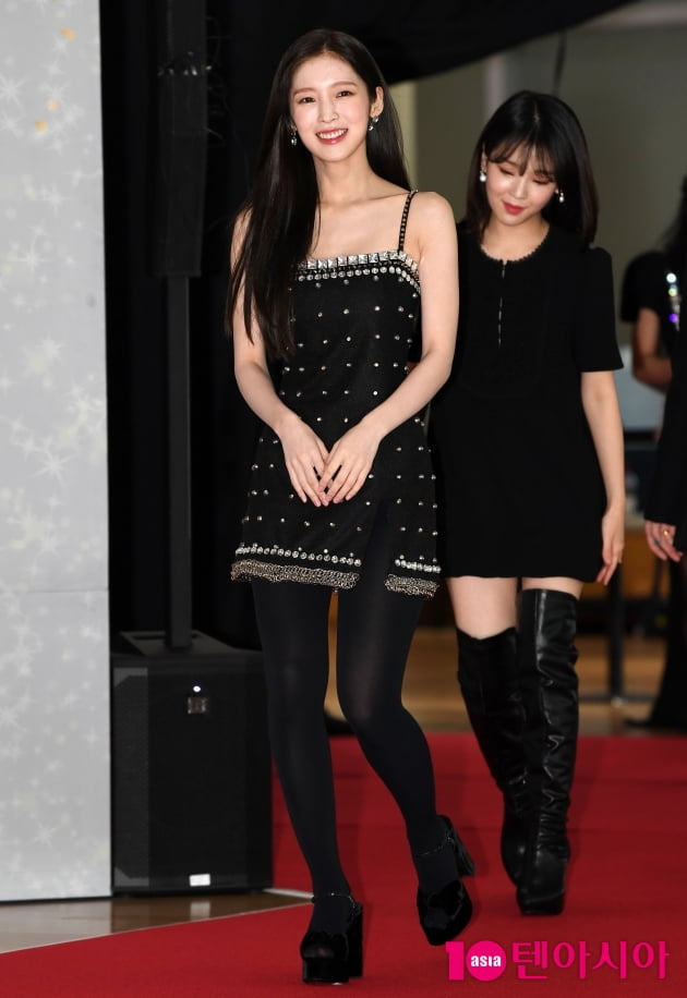 Girl group OH MY GIRL Arin poses at the 2021 Korea Popular Culture Art Prize Awards red carpet held at the National Theater in Jangchung-dong 2, Jung-gu, Seoul on the afternoon of the 28th.