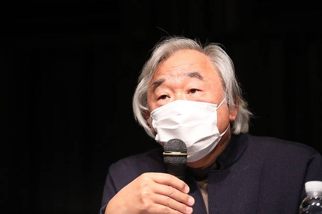 피아니스트 백건우가 28일 서울 서초구 서초동 흰물결아트센터에서 연 기자회견에서 윤정희 동생들이 제기한 부인 윤정희 방치의혹에 대한 입장을 밝히고 있다. (사진=연합뉴스)