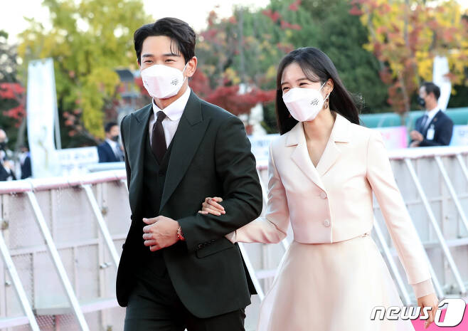 (Seoul = On Joo-wan and Jang Ye-won (right) attend the 12th Korea Popular Culture and Arts Award (2021) ceremony held at the National Theater in Jung-gu, Seoul on the afternoon of the 28th and take a red carpet.2021.10.28.