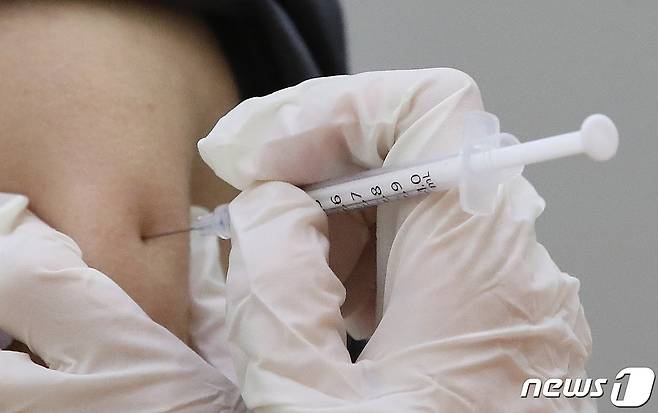 30일 오후 서울 중구 예방접종센터에서 한 시민이 신종 코로나바이러스 감염증(코로나19) 백신 접종을 받고 있다. 2021.8.30/뉴스1 © News1 임세영 기자
