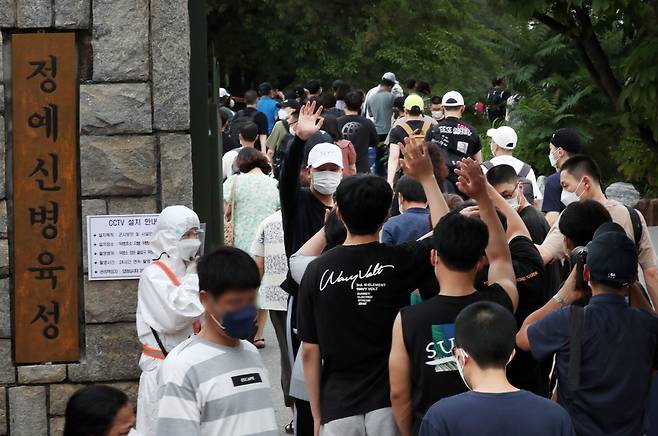 지난 7월 충남 논산 육군훈련소 입영심사대 안으로 들어서는 입영 장정들./신현종 기자