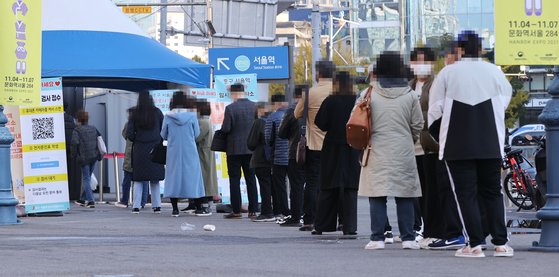 28일 서울역 광장에 마련된 신종 코로나바이러스 감염증(코로나19) 임시 선별검사소에서 검사를 받으려는 시민들이 줄을 서고 있다. 연합뉴스