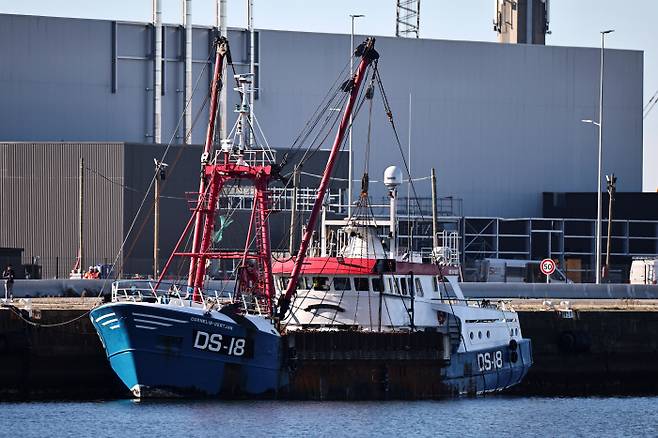 28일(현지시간) 프랑스 르아브르 해역에서 무면허로 조업한 영국 어선이 나포된 뒤 항구에 정박해 있다. 르아브르 | 로이터연합뉴스