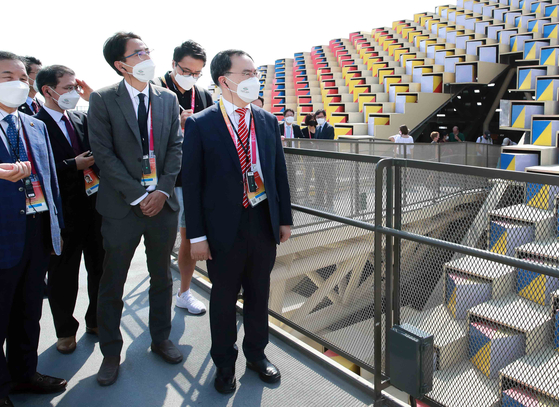 Moon Sung-wook, minister of trade, industry and energy, tours the Korean Pavilion at the Expo 2020 Dubai on Saturday. [MINISTRY OF TRADE, INDUSTRY AND ENERGY]