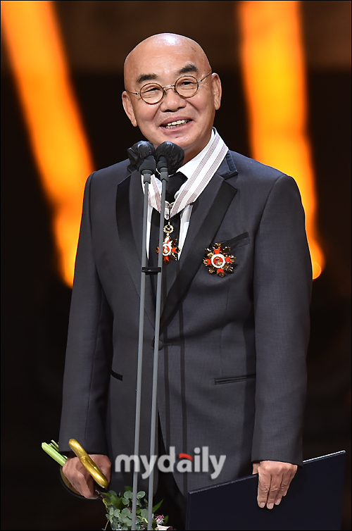 Actor Lee Jang-hee is receiving the Silver Medal of Culture at the 2021 Korea Popular Culture and Arts Awards held at the National Theater of Korea, Jangchung-dong, Seoul on the afternoon of the 28th.