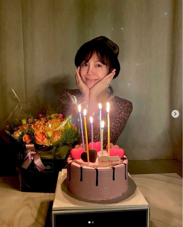 Actor Go Eun-ah shared a special routine.Go Eun-ah posted two photos on his instagram on the 28th, along with an article entitled Thank you all # Banggane # Banggaji.Go Eun-ah in the public photo is posing for calyx in front of a bright bouquet and a sweet birthday cake.On the other hand, Go Eun-ah is working with his brother Mir to run the YouTube channel Bangane and communicates with fans. Recently, he has collected topics by confessions for Hair care transplantation.Photo: Go Eun-ah SNS