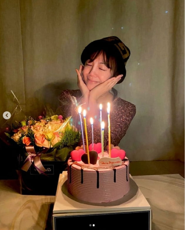 Actor Go Eun-ah shared a special routine.Go Eun-ah posted two photos on his instagram on the 28th, along with an article entitled Thank you all # Banggane # Banggaji.Go Eun-ah in the public photo is posing for calyx in front of a bright bouquet and a sweet birthday cake.On the other hand, Go Eun-ah is working with his brother Mir to run the YouTube channel Bangane and communicates with fans. Recently, he has collected topics by confessions for Hair care transplantation.Photo: Go Eun-ah SNS