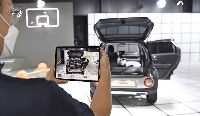 현대차 캐스퍼의 브랜드 쇼룸 '캐스퍼 스튜디오'에서 증강현실(AR)을 이용하는 모습. /연합뉴스