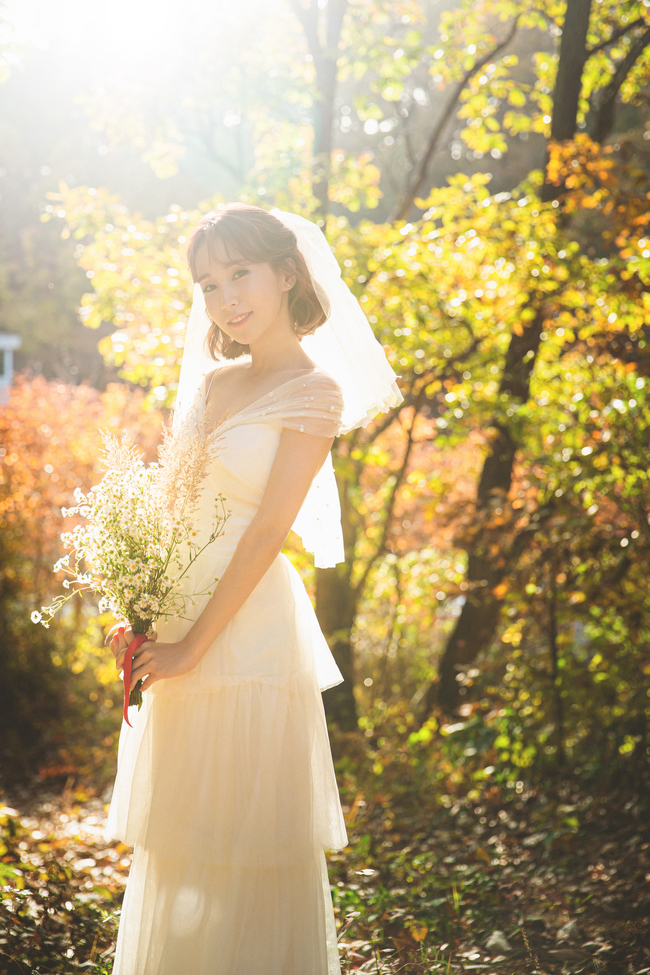 Crayon Pop Park Choa (real name Heo Min-jin) will be a bride on Christmas 2021.Happy Merid Company released a wedding picture on October 29, saying, Park Choa will raise a marriage ceremony at Seoul on December 25th.Park Choa in the public wedding picture boasts an elegant yet fresh wedding dress.Especially, the wedding picture with the preliminary groom steals the attention by creating an atmosphere reminiscent of a scene of musical and music video.The prospective groom is a six-year-old Businessman, who first met Park Choa and the prospective groom with an acquaintances introduction three years ago.Park Choa said, I felt like I met my ideal, which I always had as soon as I first met, Park Choa said. I thought that I wanted to marriage with this person from the beginning because the conversation was well-connected and the values ​​are similar. I was more confident in my sincere and caring appearance.Park Choas marriage ceremony is held on the officiating of the prospective grooms gift, and the society is played by Gag Woman Lee Se-young, who has a relationship with YouTube channel Food Girls.Park Choa said, I do not feel it yet, but I have a sense of stability just because I have a companion to spend my life together.Regarding the activities after marriage, she added, We plan to actively work in various fields such as YouTube, performance, and reporter activities as we are now. We are also planning a project album by the first half of next year.Park Choa debuted in 2012 as the main vocalist of Crayon Pop, and enjoyed national popularity with the hit song Papapa.In addition to the Crayon Pop activities, she has gained her skills as a musical actor such as Deok Hye-woo and Hero.Recently, he has also appeared as a 59th singer in JTBC Singer Gain - Unknown Singer and has been recognized for his outstanding vocal skills.Park Choa finally told fans, I think I am now because I have fans who have been together and cheering for about 10 years after my debut with Crayon Pop. I want to reward you with a greater sense of responsibility after marriage and a more active and diverse activity.