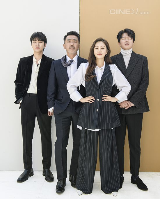 In November, Ryu Seung-ryong, Oh Na-ra, Kim Hee-won, and Sung Yoo Bin, the main characters of Genreman Romance, who will take control of the theater with the ambassador of Maltak and the fantasy chemistry,Genreman Romance is a film about the Variety privacy of the best seller writer who meets with those who are involved in unusual romance and twists his life.The photo released this time captures the attention of the bright and pleasant Synergy of Ryu Seung-ryong, Oh Na-ra, Kim Hee-won, and Sung Yoo Bins four actors of Genreman Romance shining in 100% of the chemistry index.They showed off their unique visuals with their expressions and poses that made full use of the original charm of the characters in the genre romance.Ryu Seung-ryong and Sung Yoo-bin, who face each other with contrasting color styling, raise expectations for the unusually rich chemistry to be shown in the movie.On the other hand, Oh Na-ra and Kim Hee-won, who appear as secret couples in the drama, boast a fantastic breath by directing two shots with a sweet atmosphere.Finally, the Genreman Romance four people perfected the classic look and casual look and decorated the picture with a variety of chemistry every cut.The interview with the picture of the perfect Tikitaka of these charming actors and the behind-the-scenes film of Genreman Romance can be found in detail in Cine 21 1329, which will be published on November 2.The Genreman Romance, which is expected to unveil Cine 21 cover Kahaani filled with cheerful chemistry of Ryu Seung-ryong, Oh Na-ra, Kim Hee-won and Sung Yubin, will be released on November 17th.Photo = NEW, Cine 21