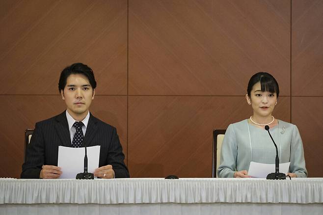 나루히토 일왕의 조카 마코 공주(오른쪽)는 26일 오후 도쿄 한 호텔에서 남자친구인 고무로 게이와 함께 결혼 소식을 알리는 기자회견을 열었다. 도쿄/AP 연합뉴스