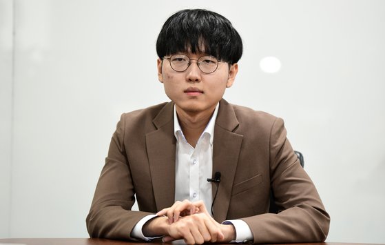 한국 랭킹 1위 신진서 9단. 올겨울이 끝나기 전, 신진서 9단이 세계 바둑 패권을 차지할 것이라고 바둑계는 입을 모은다. 사진 한국기원