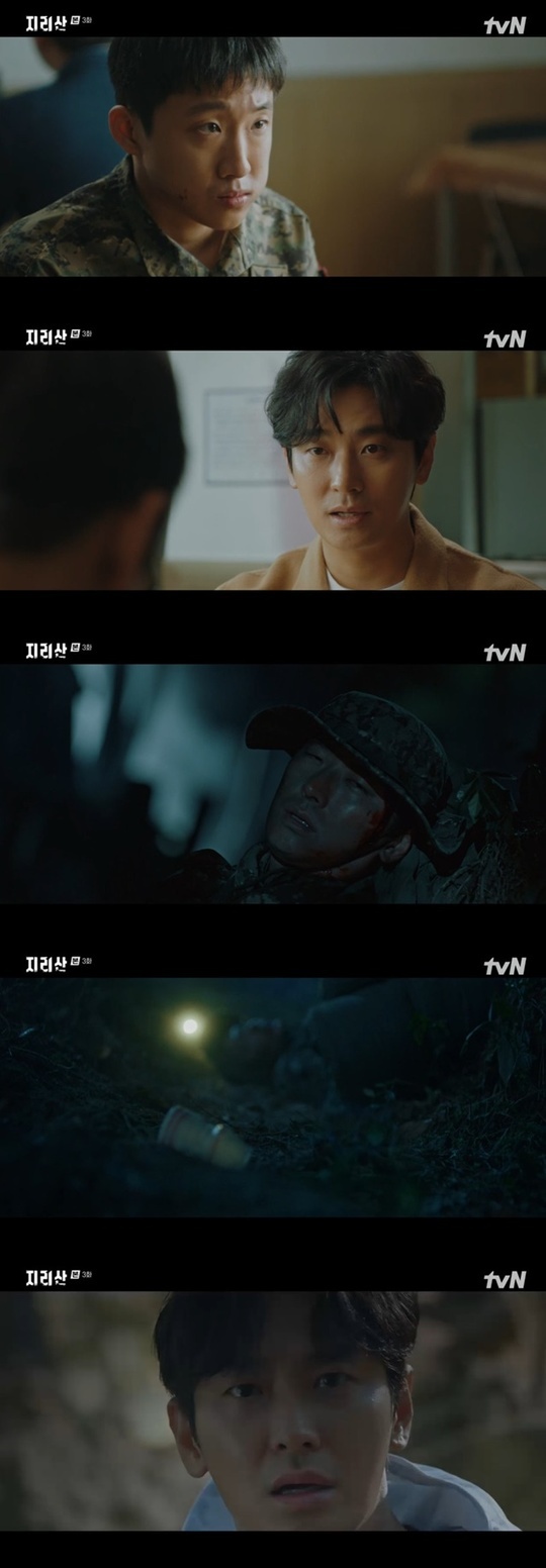 Ju Ji-hoon knew the existence of Killer, who continues to kill people in Jirisan.On the TVN Saturday, which was broadcast on October 30th, in the third episode of TVN Jirisan (playplayed by Kim Eun-hee/directed by Lee Eung-bok Park So-hyun), Jang hyunjo (Ju Ji-hoon) noticed the existence of Jirisan Killer.Seoigang (Jeon Ji-hyun) found a yellow ribbon that gang hyun said in a desk drawer of Cho Dae-jin (Seong Dong-il).gang hyun had just spoken about the yellow ribbon that confused the hikers, and while Cho Dae-jin was returning to the thawing mill, the Seoi River narrowly hid the yellow ribbon back in the drawer.In the meantime, Idawon (Gongminsi) left the location of the thawing branch as a sign that Gang hunjo can recognize as directed by the Seoi River.There was an unidentified person right in front of Lee Dae-won, but Lee Da-won turned around without seeing him.However, he saw the mark left by Lee Dae-won and looked at the thawing branch and said, Lee Gang-sun, revealing that he is a vegetative state.Subsequently 2018Time went back to time.Seoi River and gang hyun cracked down on those who did Shinnarimgut in Jirisan Baektogol, and in the process, gang hyun heard a meaningful warning that I will live in the mountains even if I die.Seoi River drank sweet potato makgeolli for the sake of the problem, and told gang hyun why he became a Ranger.A golden Grandmas Boy disappeared from the mountain, and the Seoi River and the gang hyun went out late at night to face a group of Soldiers who were Marching.Choi said, Is not it you?Ahn Il-byeong testified that he witnessed the backpack of Grandmas Boy, and Seoi River and gang hyun found the Grandmas Boy, but Grandmas Boy was already dead.gang hyun told the Seoi River, This is the second time to see a dead man in Jirisan.I was the most beloved friend, but I died lonely in the mountains because of my greed. People are dying in Jirisan, said Seoi River, who began to believe in the words of gang hyun, saying, I believed in the world when I was a child of the Seven Wonders. In the meantime, the disease disappeared and the gang hyun found a yogurt empty bottle that he had seen in hallucinations.Anilbyeong disappeared from the entrance of the extreme forest, and Anilbyeong was rescued safely thanks to the warning of the fantastic wandering of the Seoi River.Ahn Il-byeong hid about yogurt, but when Gang hunjo went to visit separately, he said that he had been hallucinating about food poisoning after drinking yogurt given by a hiker who found Grandmas Boys backpack.