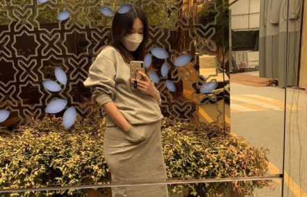 Singer Lee Ji-hye has attracted attention by unveiling the beautiful D line.Lee Ji-hye said through his instagram on the 30th, How can I still endure two months? Today I go to work.I praised the pregnant woman who is working on the day # Saturday # Way to work # work # work # I do not have clothes. The photo shows Lee Ji-hye taking a selfie.Lee Ji-hye, who is pregnant with the second, catches the eye by unveiling a beautiful D line with a Way to work selfie.Fans responded, I wish you good luck, My mother is great, and Cheering.Meanwhile, Lee Ji-hye is meeting with listeners as a DJ of MBCRadio Discovery of the afternoon Lee Ji-hye.