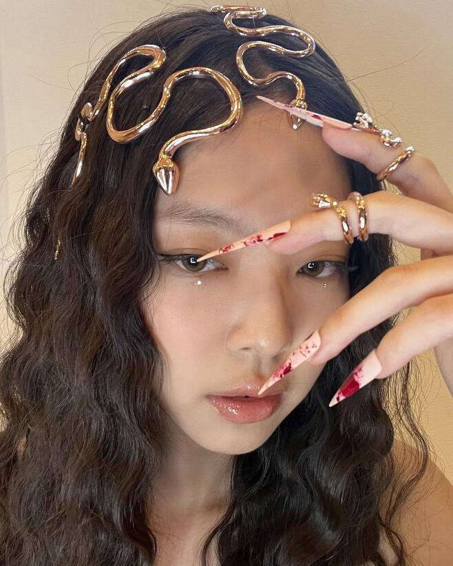 Seoul = = = Group BLACKPINK member Jenny Kim unveiled a Halloween makeup with a unique atmosphere.On the 31st, Jenny Kim posted a selfie photo on her Instagram with an article entitled Happy Halloween.In the photo, Jenny Kim, who is decorated with colorful nail art, is wearing a snake-patterned accessory and taking a selfie.Jenny Kims unique beauty, which has a mythical goddess-like atmosphere, catches my eye.Meanwhile, BLACKPINK, which includes Jenny Kim, will deliver a message to encourage awareness of the 2015 United Nations Climate Change Conference and environmental protection at the 26th United Nations Climate Change Conference Conference Conference Conference (COP26) held by leaders from all over the world on November 1 and 2.
