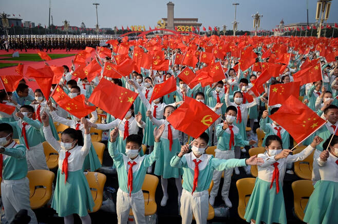 지난 7월 중국 공산당 100주년 기념식에서 학생들이 국기를 흔들고 있다. /사진=AFP
