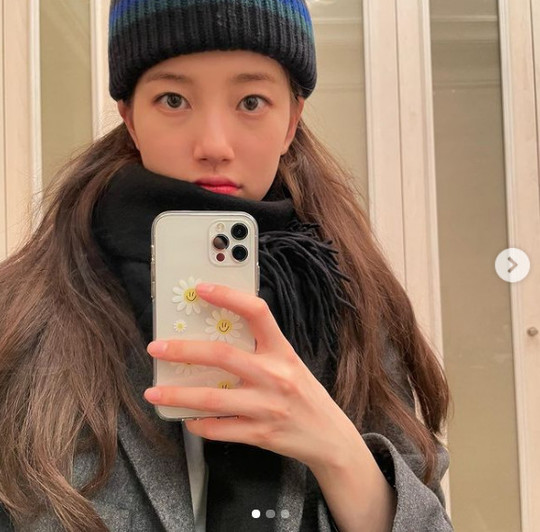 Actor and Singer Bae Suzy flaunted her innocent beauty as she recalled past photosBae Suzy posted a photo on Instagram on October 31 with the post Last Year.In the open photo, Bae Suzy wears a beanie and a muffler, leaving a certification shot in the house before going out.Bae Suzy, who has long straight hair, boasts transparent skin and a big eyebrow.Meanwhile, Bae Suzy will meet with fans in the movie WonderLand.WonderLand is a story that meets again with family members and lovers who have left the world, and Park Bo-gum, Jung Yoo Mi, Choi Woo-sik and Tangway appear.