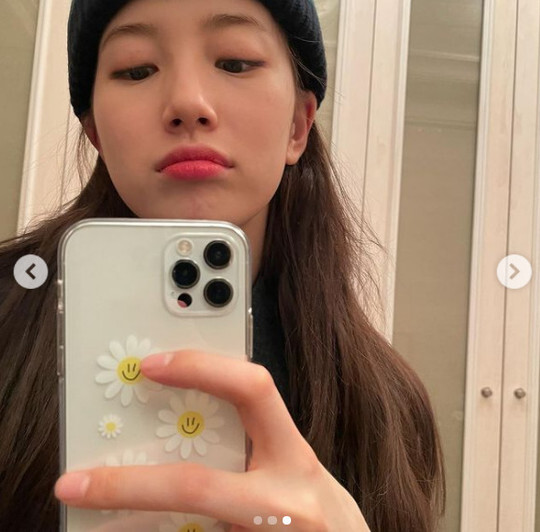 Actor and Singer Bae Suzy flaunted her innocent beauty as she recalled past photosBae Suzy posted a photo on Instagram on October 31 with the post Last Year.In the open photo, Bae Suzy wears a beanie and a muffler, leaving a certification shot in the house before going out.Bae Suzy, who has long straight hair, boasts transparent skin and a big eyebrow.Meanwhile, Bae Suzy will meet with fans in the movie WonderLand.WonderLand is a story that meets again with family members and lovers who have left the world, and Park Bo-gum, Jung Yoo Mi, Choi Woo-sik and Tangway appear.