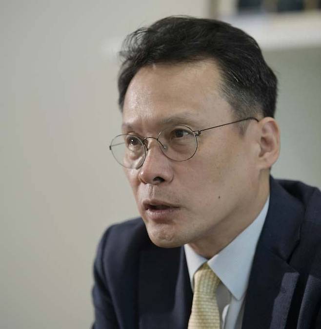 국내 1호 필적학자 구본진 로플렉스 대표 변호사가 지난 27일 서울 용산구 세계일보 사옥에서 부자들 글씨에서 나타나는 특징에 대해 설명하고 있다. 하상윤 기자