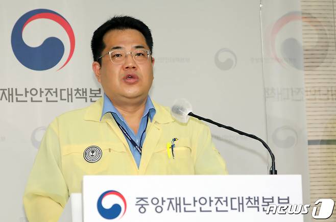 손영래 중앙사고수습본부 사회전략반장이 13일 정부세종청사 보건복지부 브리핑실에서 코로나19 중앙재난안전대책본부 브리핑을 하고 있다. 2021.10.13/뉴스1 © News1 장수영 기자