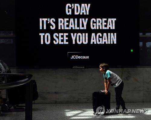 "다시 만나게 돼 정말 반갑습니다" (시드니 로이터=연합뉴스) 1일(현지시간) 호주 시드니 공항 전광판에 귀국을 환영하는 문구가 써 있다. 2021.11.1