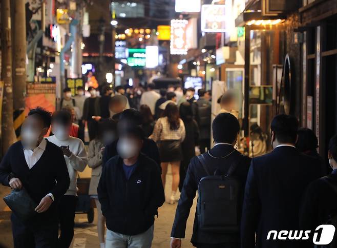 '위드 코로나' 첫 날인 1일 부산의 대표 번화가 부산진구 서면 일대에 인파가 몰려 있다. 이날 서면에는 평소 월요일보다 더 많은 행인들이 음식점과 술집, 노래연습장 등으로 향했다. .2021.11.1/뉴스1 © News1 노경민 기자