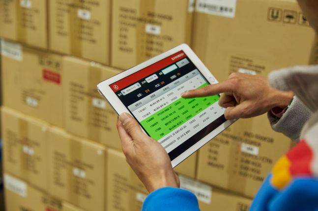CJ대한통운 직원이 모바일 앱을 통해 물류센터 현황을 파악하고 있다.ⓒCJ대한통운