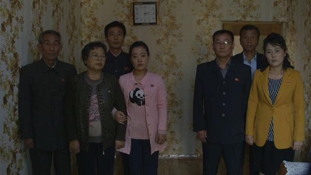 영화 '그림자꽃'. 오른쪽 세번째가 김련희씨의 남편 리금룡씨고 왼쪽 네 번째가 딸 리련금씨다. 엣나인필름 제공
