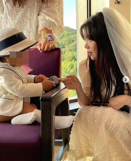 The bride-to-be, Bae Da Hae, has unveiled the latest trend of neat visuals.Bae Da Hae posted several photos on his Instagram on the 2nd without any comment with heart emoticons.The photo shows a bridal shower, with a simple pure white dress and a cotton cloth on her head, and Bae Da Hae is impressed with her pure beauty and elegant appearance.Fans responded, You are so beautiful, Congratulations, and You are always happy.Meanwhile, musical actor Bae Da Hae reveals his conversation with Peppertones Lee Jang-won this month.The two met with an acquaintance earlier this year and built up faith and raised love, and announced their marriage in August.