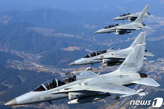 국산 경공격기 FA-50 ''파이팅이글' 영공 비행 (국방부 제공) 2021.10.20/뉴스1