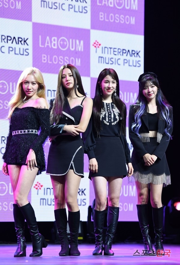 Girl Group LABOUM (So-yeon, Jinye, Haein, and Solvin) attends a showcase to commemorate the release of the mini-3 album Blossom (BLOSSOM) at Blue Square in Yongsan-gu, Seoul on the afternoon of the 3rd.LABOUM, which has recently been reorganized with a four-member system, announced its new start with more mature and deep vocals.