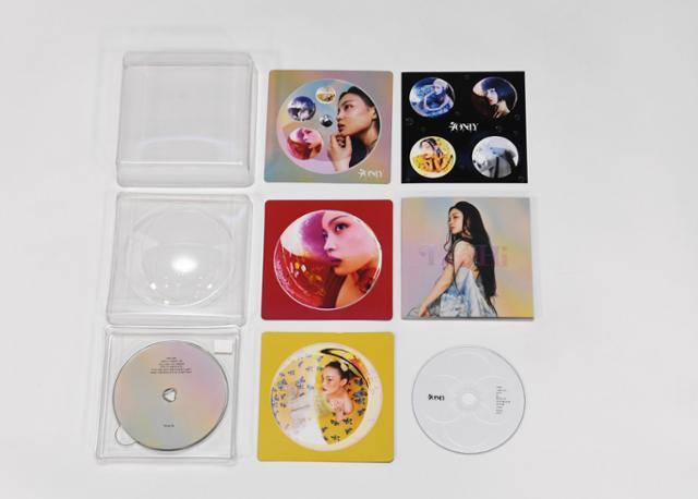 가수 이하이의 '포 온리'를 펼쳐놓았다. 구성품은 비교적 단출하지만 보통 종이 포장재를 쓰는 음반들과 달리 플라스틱을 케이스로 사용했다. 배우한 기자