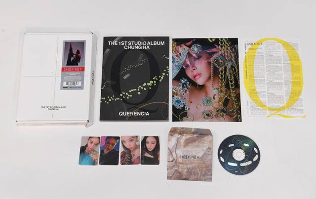 가수 청하의 '케렌시아' 구성물들. 음반 박스(사진 왼쪽 위)와 사진집(왼쪽 두 번째), 가사집(맨 오른쪽)을 재생종이로 만들었다. 다만 사진집 표지에 'UV 인쇄'로 영어 대문자 '큐(Q)'를 새겨놓았는데 잉크를 빼내기 어려워서 일반 책자와 섞일 경우 재활용품 품질을 떨어뜨린다. 배우한 기자