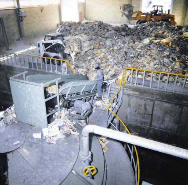 국내 한 제지업체 공장에서 인쇄용지의 잉크를 빼내는 작업을 하고 있다. 한국일보 자료사진