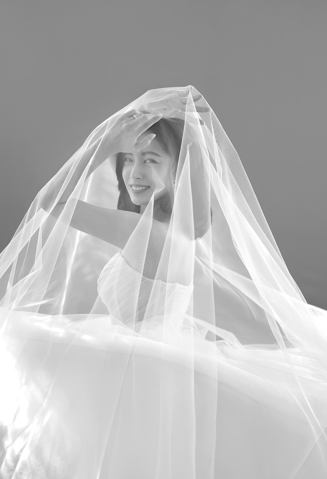 Actor Ban So-young announced his marriage news and released a beautiful wedding picture.On November 3, her agency, Lyn Branding, announced that Ban So-young will marry Kim Sung-PD at a place in Seoul on December 19, and released a wedding picture with an elegant and lovely charm.In the picture, Ban So Young is making a happy smile in a simple studio.As Ban So-young has been working as an advertising model for various brands, he has been impressed by the perfect appearance that reminds me of a piece of work in the wedding picture.In a recent photo taken in Jeju Island, Ban So-young is showing off his unique beauty in the background of green fields and bright flower fields.In particular, she showed her elegant and neat charm through photographs in pure white dresses, and in red dresses, she gave her alluring and sophisticated visuals.Ban So-youngs partner is Kim Sung-PD, who met with an acquaintance and came to fruition of love after about four years of devotion.Kim Sung-PD joined KBS Performing Arts Bureau in 2012 and directed Crisis Escape Number One, Endless Masterpieces, and Season 3 for 1 night and 2 days. He moved to Space Rabbit, a subsidiary specializing in MBN entertainment, and has directed Friendly Entertainment (2020) and National Defense Cooking (2021).Especially, it is known as an entertainment PD which is recognized in the industry with its caring, sincere character and warm appearance.In 2004, Ban So Young made his first step in the entertainment industry as a chocolate brand model.Since then, he has performed various performances including Princess Man, Happy Sisters, Youth Police, The CM, Les Miserables, and other CRTs, screens and theater stages.After marriage, he plans to actively perform as an actor, appearing in the original horror omnibus series Hay, Mamons.