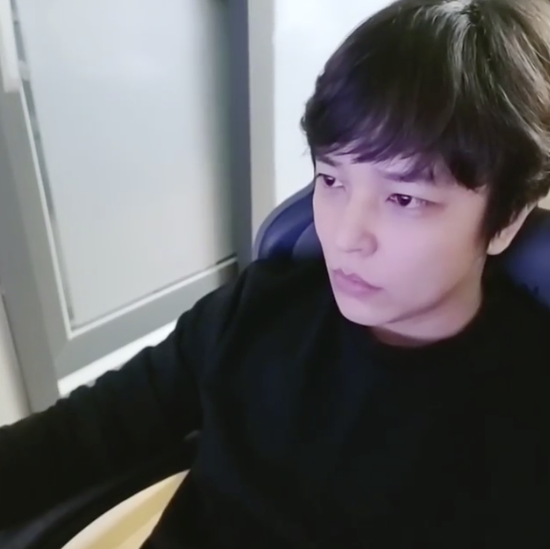 Actor Kim Jin Hoon from United Nations has revealed the daily life of Baeksu.Kim Jeong Hoon posted a video on his Instagram account on Thursday, adding the message, The Daily Life of White Water. In the video, he sits in front of the computer and focuses on the game.The quick-turning eyes and glitzy finger skills are impressive.Kim Jeong Hoon was embroiled in controversy over privacy issues involving the former GFriend in February 2019.Former GFriend A caused a stir when Kim Jeong Hoon found out he was pregnant at the time of his relationship, and he promised to stop pregnancy and save his house, but he lost contact without paying the lease deposit.At the time, the agency said, Kim Jin Hoon has been informed of the pregnancy of a woman through his acquaintance and has delivered to the woman several times that he will be responsible for all parts of his child-rearing if the pregnant child is identified as his child.But the differences in opinions between the two sides did not lead to smooth dialogue. Kim Jin Hoon appeared on the TV Chosun love reality program Taste of Love and captivated viewers with realistic love story.In addition, the public betrayal was great because of the high preference for the elite image of Seoul National University and the Hunan visual.Fortunately, the controversy ended when Mr. A submitted a letter of deletion.Kim Jeong Hoon announced in August 2019 that he would be self-reliant through service and donation activities, and he carefully signaled his return by holding a fan meeting in Japan in January last year.Kim Jeong Hoon said, I had a birthday party fan meeting and live in Tokyo on January 7, 2020, but I was nervous because many people came and many people came, but it was well done. I am preparing for various activities this year.But Kim Jin Hoon was back on his feet because of the Corona 19 fandemic that spread all over the world.In August, he announced his current situation for six months and said, I will lose weight soon ... Corona is fattening.He then expresses himself as a white man and reveals the video he is playing.Kim Jin Hoon, who has succeeded in dieting and regained his visuals of the previous year, is getting more and more excited about what activities he will do.SNS