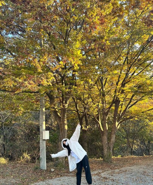 Kang Mina has revealed her cute routine.On the 3rd, Kang Mina posted several photos on his instagram without any phrase.Kang Mina in the photo took a picture of the hooded house, and Kang Mina, who came out to see the maple leaves in the fall, was cute.Above all, Kang Mina attracted the attention of people who showed off their brilliant visuals even without a toilet.Meanwhile, Kang Mina is from Mnet Produce 101 and made her debut as a ball club.
