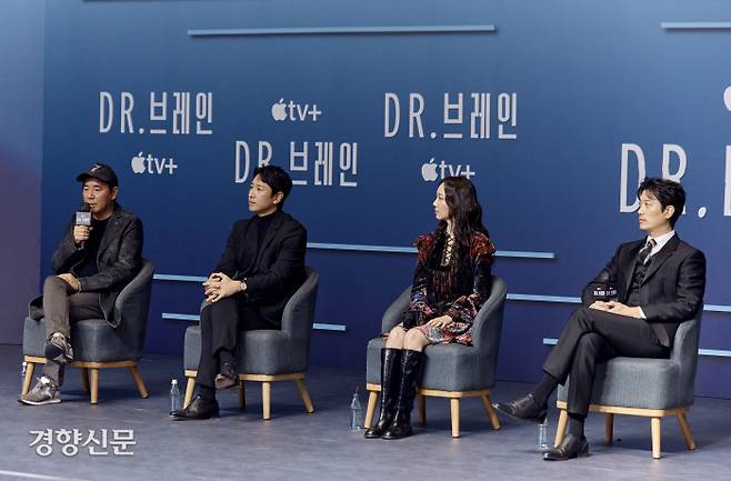 지난 3일 서울 영등포구 콘래드 서울 호텔에서 열린 <닥터 브레인> 기자간담회에서 김지운 감독이 발언하고 있다. 왼쪽부터 김지운 감독, 배우 이선균, 이유영, 박희순. 퍼스트룩 제공.