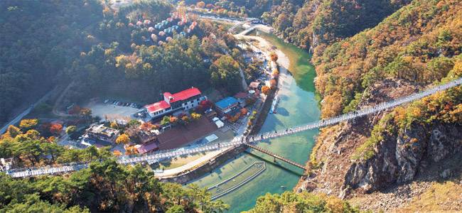 소금산 출렁다리와 간현관광지. 오는 12월 ‘소금산 그랜드 밸리’로 재탄생한다.