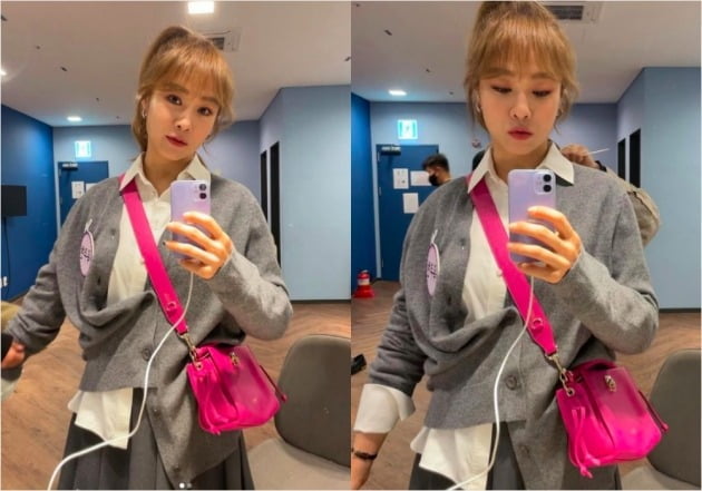 Ock Joo-hyun, a member of the group Finkle and musical actor, showed off his Bigger Than Life beauty.Ock Joo-hyun said on his SNS on the 5th that he did not use the application.The photo shows Ock Joo-hyun taking a selfie through a mirror, who shows off his doll-like features with his hair tied together and bangs down.Especially, the fashion that seems to be fresh from the teen movie is attracting attention.On the other hand, Ock Joo-hyun met the audience in Busan with musical Wicked in May.He apologized after explaining himself to the public for his poor condition during the performance on the 6th of last month.Currently, Ock Joo-hyun meets with audiences at the Chungmu Art Center Grand Theater on the 16th, which will be cast in the sixth season of musical Rebecca, Danvers.