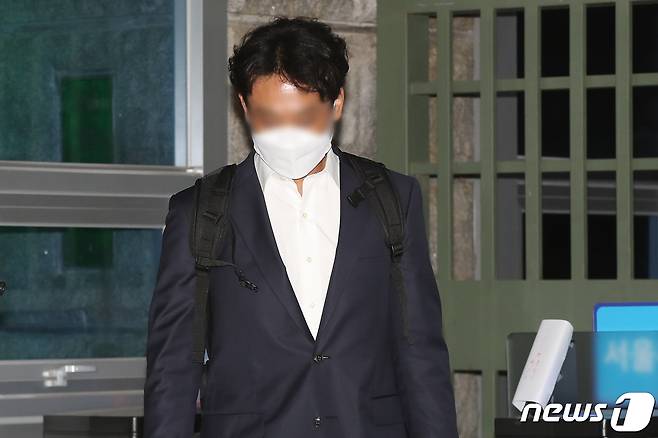 '대장동 개발 특혜 의혹' 당시 성남도시개발공사 전략투자팀장으로 근무한 정민용 변호사가 4일 오전 구속영장이 기각돼 경기 의왕 서울구치소를 나서고 있다. 이날 정 변호사와 함께 구속영장이 청구된 김만배 씨와 남욱 변호사는 검찰에 구속됐다. 2021.11.4/뉴스1 © News1 민경석 기자