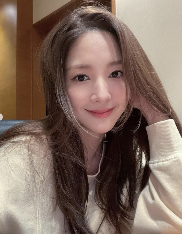 Actor Park Min-young has unveiled a selfie taken in comfortable attire.Park Min-young took to Instagram on Monday to grab the camera in a one-man T-shirt at home.The long hair was a sporadic feeling, but the completion of the photo was surprising by showing off the face and perfect beauty.Recently, Park Min-young appeared on MBC Document Plex Youth Documentary - High Kick which was broadcast on October 29 last month, and expressed the burden that he felt before appearing in High Kick without hesitation which was debut work.High Kick, which started broadcasting in 2006, When do I act with Lee Soon-jae and Na Moon-hee?Thats why I did it. I recalled the time when I was passionate and enthusiastic.