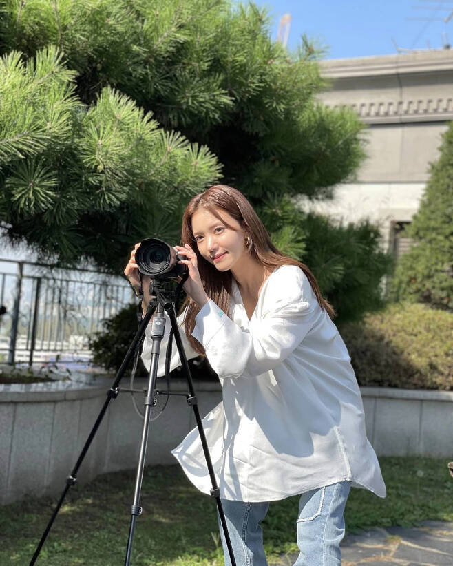 Actor Si-a Jin showed off her beauty at home as well.Si-a Jin posted a picture on his 5th day on his instagram saying on the roof.Si-a Jeong in the picture is a photographer, and Si-a Jeong, who is taking pictures using a tripod on the roof, was also beautiful in her focus.Si-a Jin, who also paired his jeans with a white blouse and a pale smile with his eyes closed here, was full of innocence.Si-a Jin, who is taking pictures on the rooftop, is reminiscent of a picture with a beautiful autumn sky background.Meanwhile, Si-a Jing is married to Actor Do-bin Baek, son of Baek Yoon-sik, and has a daughter.