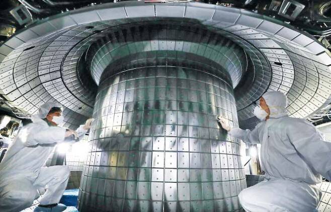 지난 1일, 대전 유성구 한국핵융합에너지연구원에서 연구원들이 한국형 핵융합로(KSTAR) 내부를 점검하고 있다. 세계 각국의 잇따른 탄소중립 선언으로 청정에너지인 핵융합 에너지에 대한 관심이 높아지며, 글로벌 스타트업들이 잇따라 핵융합 발전에 뛰어들고 있다. /신현종 기자